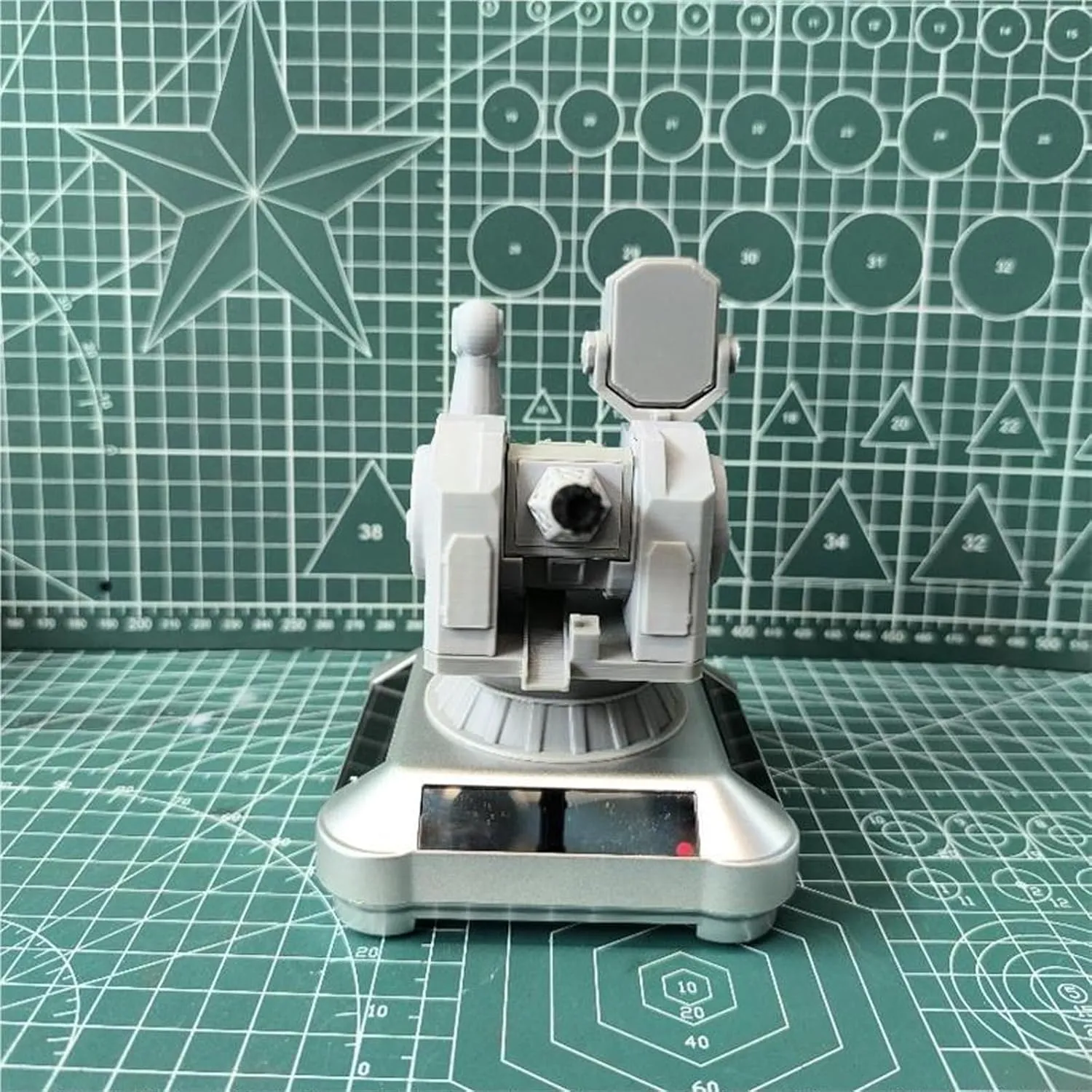 3D-Printed Solar-Powered Military Model Rotating Ornament, Military Model Car Toy Ornament, Solar Powered Automatic Rotation, for Military Enthusiasts (Style A)